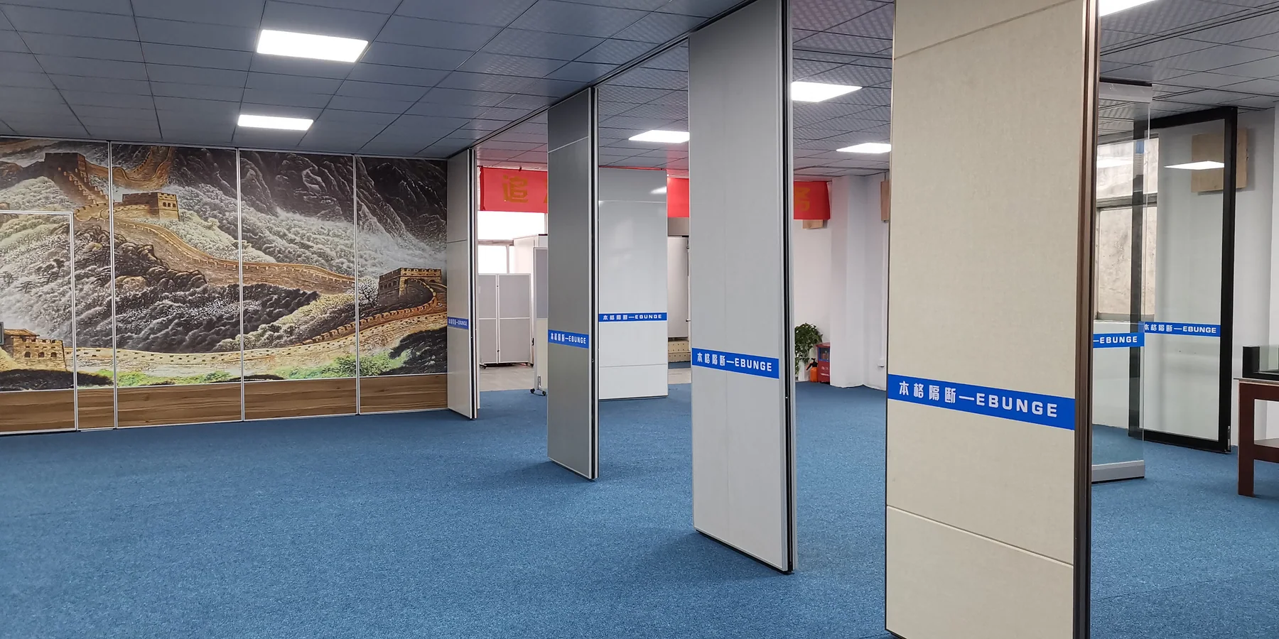 EBUNGE showroom displaying movable partition systems and finishes